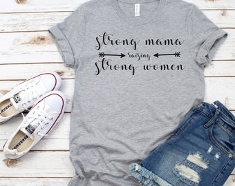 Camiseta "Mamá fuerte criando mujeres fuertes" - Camiseta de cuello redondo "Mamá fuerte" - Camiseta "Mamá fuerte" - Camiseta linda para mamá - Regalo para mamá de niñas - Camisetas gráficas