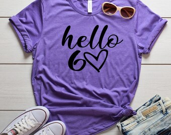 Camiseta "Olá 60" - Camiseta de aniversário de 60 anos - Camiseta para comemorar 60 anos - Camiseta fofa de aniversário de 60 anos - Camiseta de sessenta anos - 60