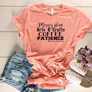 Regalo para guardería - Regalo para proveedor de guardería - Regalo para maestra de guardería - Camiseta con moño desordenado - Camiseta de artes y manualidades - Camiseta para maestra de guardería - Camiseta para mamá