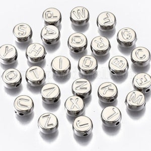 Belle perle d’alphabet de pièce ronde en argent brillant de haute qualité de 7 mm - vous obtenez 200