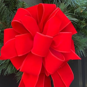 Noeud en velours rouge fait de ruban métallique. Idéal pour les boîtes aux lettres, les couronnes, les décorations d&#39;arbres, les cadeaux, les lanternes, etc. Idéal pour l&#39;intérieur ou l&#39;extérieur