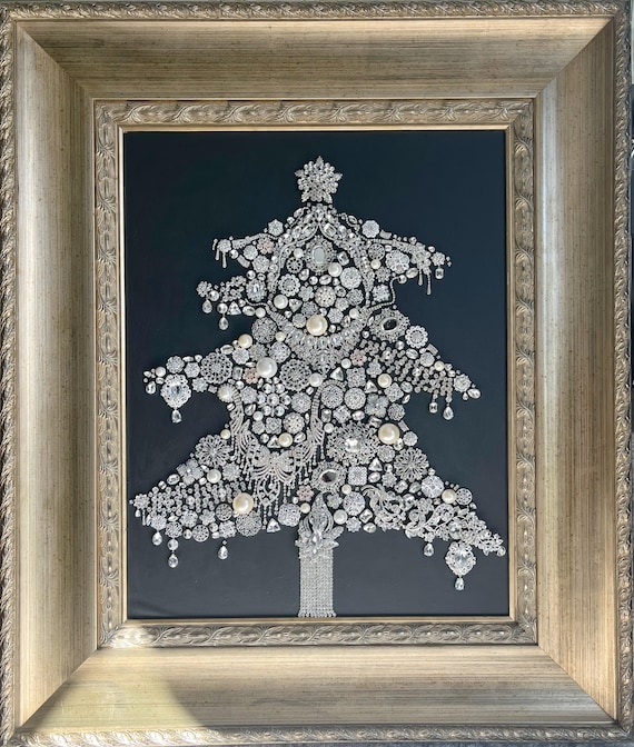 キラキラ輝くクリスマスツリーのウォールアート：大きな額縁に入った