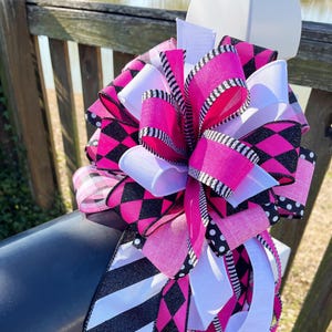 Lazo rosa fuerte hecho a mano: cinta de alambre con múltiples patrones en blanco y negro