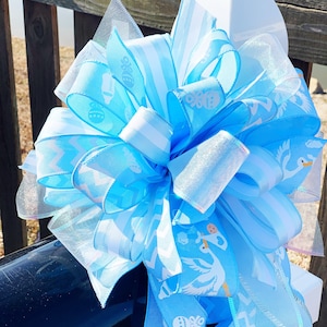 Lazo para bebé en celeste y blanco, con cigüeña y sonajero para bebé. Perfecto para buzón, puerta y corona.