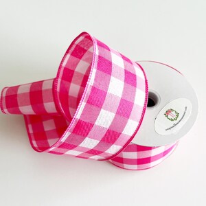 Puede incluir: Cinta de vichy rosa y blanca con un carrete blanco. La cinta tiene 2,5 pulgadas de ancho.