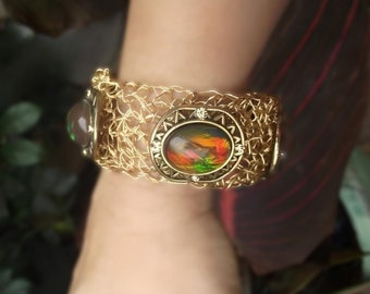 Pulsera tejida con alambre dorado / Pulsera dorada con piedras multicolor / Pulsera dorada ancha