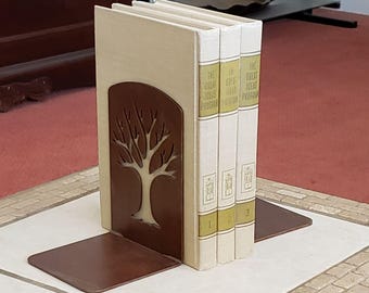 Paar metalen boekensteunen met boomontwerp