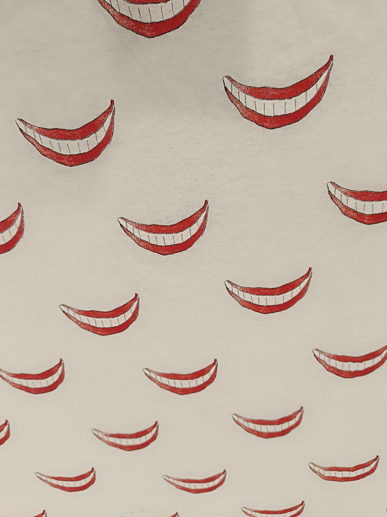 Może przedstawiać: Wz&oacute;r czerwonych uśmiechniętych ust z białymi zębami na jasnobeżowym tle. Ilustracja przedstawia wiele uśmiechniętych ust, każde z czerwonym obrysem i szczeg&oacute;łowymi zębami.