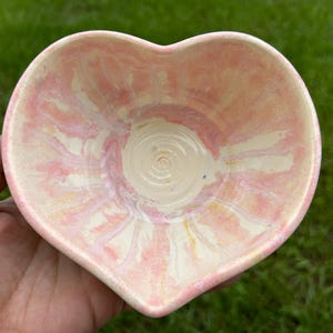 Cuenco de cerámica con forma de corazón rosa, hecho a mano, para aperitivos, con motivos de San Valentín, color verde lima, con efecto goteante, para helados.