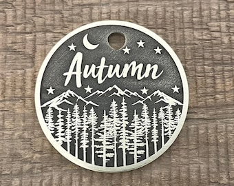 Wald und Sterne Hundemarke, Haustier-ID-Tag, Hundehalsbandmarke, Hunde Namensmarke, Hundemarke personalisiert, Mikrochip Haustiermarke, Berghundemarke