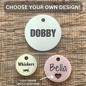 Pode incluir: Três etiquetas personalizadas para animais de estimação com diferentes designs. Uma é branca com "DOBBY", outra dourada com "Whiskers" e uma silhueta de gato, e a última é rosa com "Bella" e um coração. O texto "CHOOSE YOUR OWN DESIGN!" está no topo.
