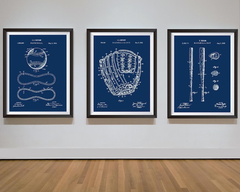 Pu&ograve; includere: Tre stampe incorniciate di brevetti di baseball. Le stampe presentano dettagliati disegni a tratteggio bianchi di una palla da baseball, un guanto da baseball e una mazza da baseball su sfondo blu scuro. Le cornici sono nere.