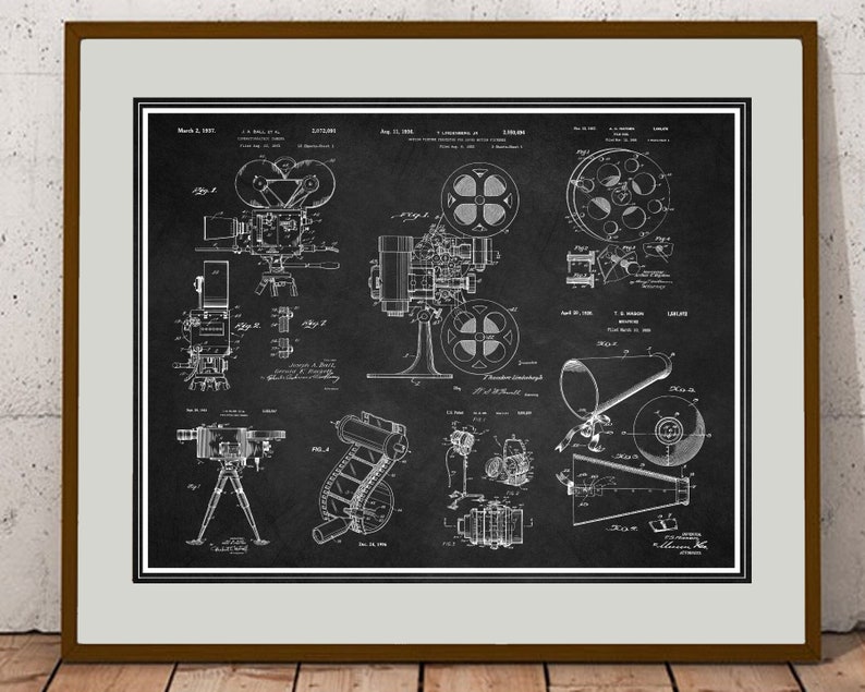 Peut inclure: Dessin de brevet vintage en noir et blanc d'un projecteur de film. Le dessin montre les diff&eacute;rentes parties du projecteur, y compris l'objectif, la bobine de film et la source de lumi&egrave;re. Le num&eacute;ro de brevet est 1&nbsp;973&nbsp;084 et la date est le 12 ao&ucirc;t 1934.