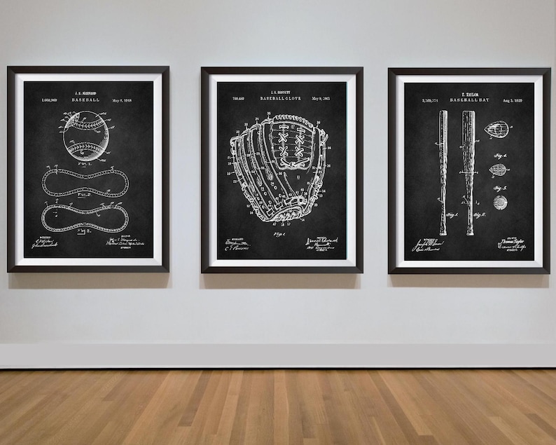 Pu&ograve; includere: Tre stampe incorniciate di brevetti di baseball. Le stampe sono in cornici nere con passe-partout bianchi. Le stampe presentano disegni a tratteggio bianchi di una palla da baseball, un guanto da baseball e una mazza da baseball su sfondo nero.