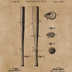 Pu&ograve; includere: Illustrazione di brevetto di mazza da baseball vintage su carta invecchiata. Il diagramma mostra viste dettagliate della mazza, comprese sezioni trasversali e misure. Il testo include il nome dell'inventore, le informazioni sul brevetto e la data 5 agosto 1939.