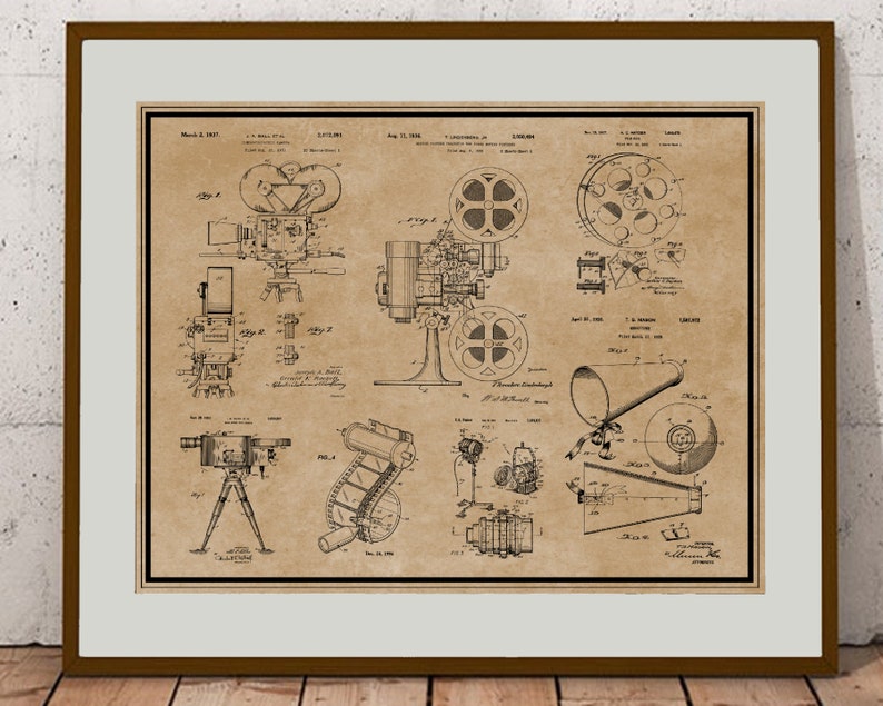 Peut inclure: Un dessin de brevet vintage en noir et blanc d'un projecteur de film. Le dessin montre les diff&eacute;rentes parties du projecteur, y compris l'objectif, la bobine de film et la source de lumi&egrave;re. Le num&eacute;ro de brevet est 1&nbsp;100&nbsp;844 et la date est le 21 ao&ucirc;t 1914.