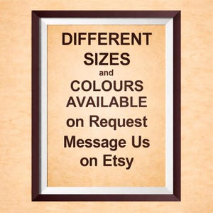 Pu&ograve; includere: Una stampa incorniciata con il testo "DIFFERENT SIZES and COLOURS AVAILABLE on Request Message Us on Etsy". La cornice &egrave; marrone scuro con un bordo interno bianco, e lo sfondo &egrave; color beige chiaro.
