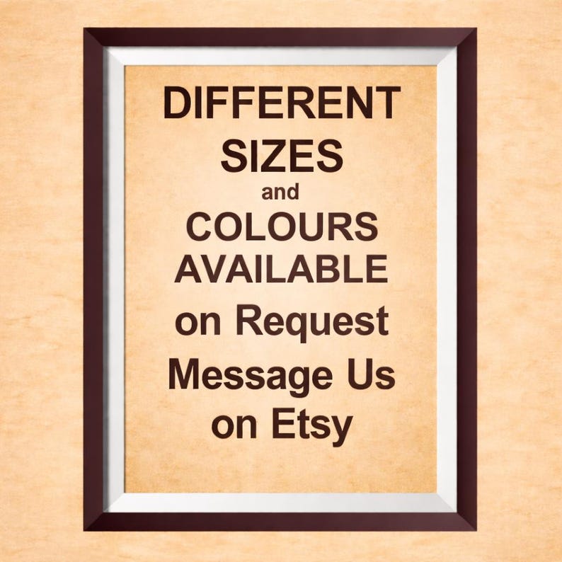 Pu&ograve; includere: Una stampa incorniciata con il testo "DIFFERENT SIZES and COLOURS AVAILABLE on Request Message Us on Etsy". La cornice &egrave; marrone scuro con un bordo interno bianco, e lo sfondo &egrave; color beige chiaro.