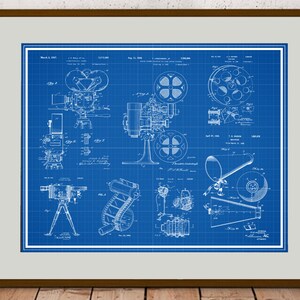 Peut inclure: Une illustration de style plan de brevet pour une cam&eacute;ra et un projecteur de film. Le brevet est dat&eacute; du 8 mars 1927 et du 11 ao&ucirc;t 1926. Les dessins du brevet montrent les diff&eacute;rentes parties de la cam&eacute;ra et du projecteur en d&eacute;tail.