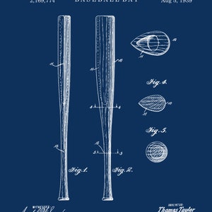 Pu&ograve; includere: Un progetto vintage di una mazza da baseball, con diagrammi e annotazioni dettagliate. L'immagine presenta il testo "T. TAYLOR BASEBALL BAT" e la data "5 agosto 1939". Il design &egrave; in bianco su sfondo blu scuro.