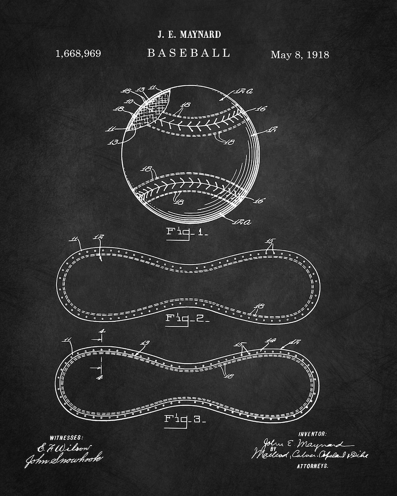 Pu&ograve; includere: Illustrazione di brevetto di baseball vintage in bianco su sfondo scuro. L'immagine include un diagramma dettagliato di una palla da baseball e dei componenti correlati, insieme al testo che indica l'inventore, la data e il numero di brevetto. Il testo recita "J. E. Maynard Baseball May 8, 1918".