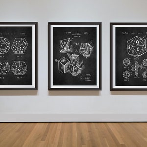 Puede incluir: Tres impresiones enmarcadas en negro de dibujos de patentes vintage para un dado de nueve caras. Los dibujos muestran diferentes vistas del dado, incluyendo una vista lateral, una vista superior y una vista inferior. El dado tiene los números del 1 al 9 en sus caras.