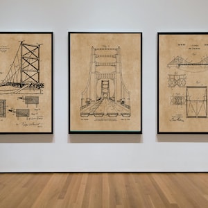 Może przedstawiać: Trzy czarno oprawione wydruki vintage rysunków patentowych dla mostu wiszącego. Rysunki są w czerni i bieli na beżowym tle. Rysunki przedstawiają różne widoki mostu, w tym proces budowy.