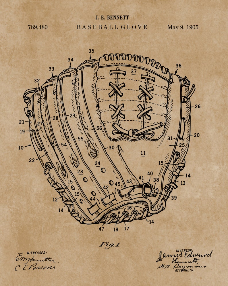 Pu&ograve; includere: Illustrazione di brevetto di guanto da baseball vintage, con dettagliati disegni a tratteggio su sfondo color seppia. Il testo include "J.E. Bennett Baseball Glove" e "May 9, 1905".