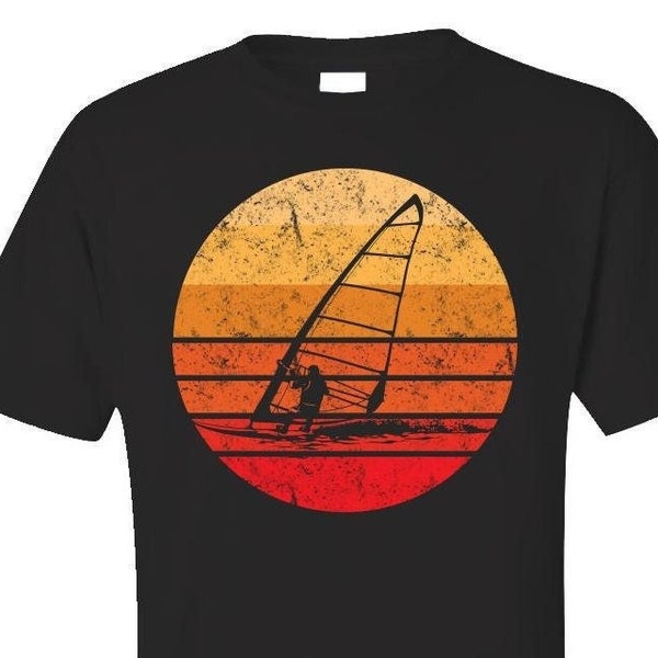 Unisex Distressed Retro Windsurfen T-Shirt, T-Shirt für Windsurfer, Männer und Frauen, Windsurf Geschenk, Vintage Style Striped Sun Hintergrund