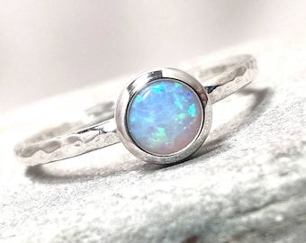 Gehämmerter Sterling Silber Opal Ring von Rock and Feather Schmuck Opal Geburtsstein Edelstein Ring