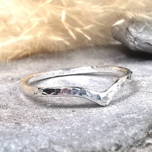 Bague Chevron Wishbone martelée en argent sterling. Bijoux classiques modernes minimalistes géométriques