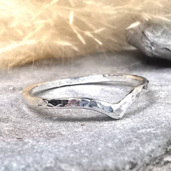 Sterling Silber Gehämmerter Wishbone Chevron Ring. Geometrischer minimalistischer moderner klassischer Schmuck