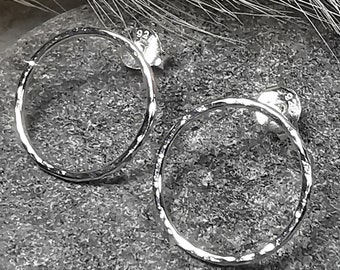 Orecchini a bottone circolari in argento sterling martellato