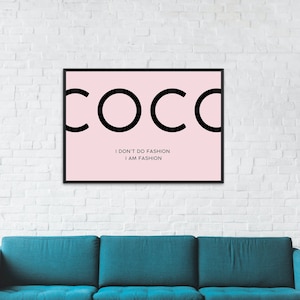 Impression murale de mode Coco Chanel rose. Je ne fais pas la mode, je suis la mode. Décoration d'intérieur minimaliste. Impression murale de citation Coco horizontale rose.