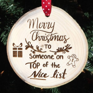 Decoración de Navidad de madera Feliz Navidad a alguien en la parte superior de la lista de Niza, rebanada de madera, ornamento rústico, ornamento personalizado, travieso o agradable