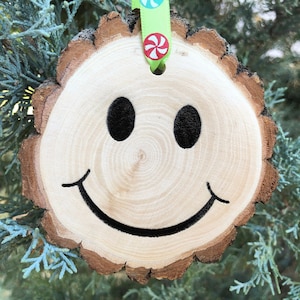 Smiley Gesicht Holz Christbaumschmuck, Happy Face, 2021, Emoticon, Emoji, Social Distance, Virus, Quarantäne, Covid-19, Kostenlose Personalisierung