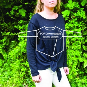 Peut inclure: Une femme portant une chemise noire à manches longues nouée à la taille. La chemise est un patron de couture téléchargeable en PDF.