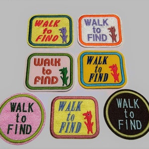Könnte beinhalten: Satz von acht gestickten Bügeletiketten mit gelbem, rosa, weißem und blauem Hintergrund. Jedes Etikett zeigt ein Comic-Tier und den Text "Walk to Find".