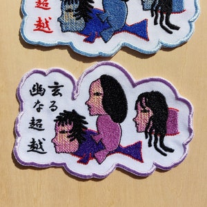 Könnte beinhalten: Zwei gestickte Aufnäher mit weißem Hintergrund und Wolkenform. Die Aufnäher zeigen eine Gruppe von drei Frauen mit schwarzen Haaren und unterschiedlichfarbiger Kleidung. Der Text auf den Aufnähern lautet "追いかける 友達".