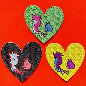 Fröhlicher, schwarzer Herz-Aufnäher zum Aufbügeln, gestickt, witzig, originell, handgefertigt, Herz, Pik, Katze, gelb, grün, schwarz, hergestellt in Japan