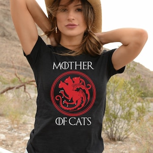 美しい猫のお母さんの半袖黒Tシャツ、猫のお母さん、猫好きの方へのギフト、ゲーム・オブ・スローンズのターガリエン家にインスパイアされた、彼女へのギフト