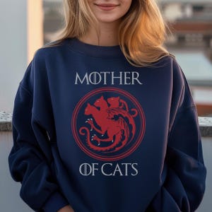 美しい猫の母の長袖スウェットシャツTシャツ、猫ママセーター、猫好きの方へのファンタジーギフト、GOTハウスターガリエン風、彼女へのギフト