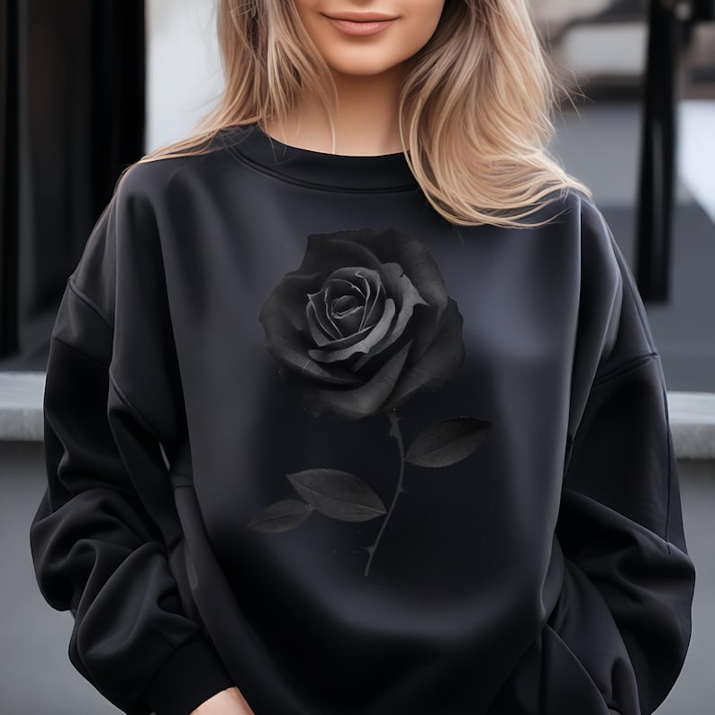 K&ouml;nnte beinhalten: Schwarzer Pullover mit einem gro&szlig;en schwarzen Rosen-Druck.