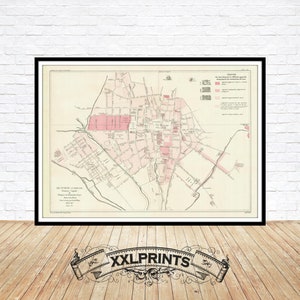 Peut inclure: Une carte ancienne de la ville de Livourne, en Italie, imprimée en noir et blanc avec des surbrillances roses. La carte montre les rues, les bâtiments et les monuments de la ville. La carte est intitulée "Le Plan de Livourne" et date de 1827.