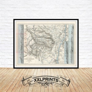 Puede incluir: Un mapa antiguo de las montañas Catskill en Nueva York, impreso en blanco y negro con acentos azules. El mapa muestra la topografía de las montañas, los ríos y las ciudades. El título "Map of the Catskill Mountains" está impreso en la parte inferior del mapa.