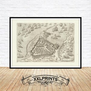 Pode incluir: Um mapa vintage em preto e branco da cidade de "Tripoli Citta Di Barbaria". O mapa mostra o layout da cidade, incluindo ruas, edifícios e um porto com navios.