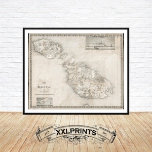 Op de afbeelding: Een vintage kaart van Malta, gedrukt in zwart-wit, met een gedetailleerde omtrek van het eiland en de omliggende wateren. De kaart bevat tekstlabels voor verschillende locaties en kenmerken.