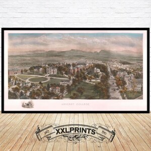 Könnte beinhalten: Eine antike, farbenfrohe Illustration des Amherst College, einem historischen Universitätscampus mit Gebäuden und Bäumen. Das Bild trägt den Titel "Amherst College" und zeigt eine Panoramaansicht des Campus.