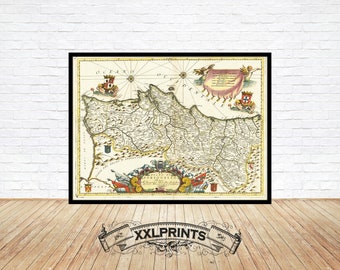 Könnte beinhalten: Eine antike Karte von Portugal, gedruckt in schwarzer, brauner, roter, grüner und blauer Tinte auf cremefarbenem Hintergrund. Die Karte zeigt die Provinzen und Städte des Landes, mit einer Kompassrose und dekorativen Rändern. Der Text auf der Karte lautet "REGNO DI PORTVGALIA" und "OCEANO", und enthält ein Wappen.