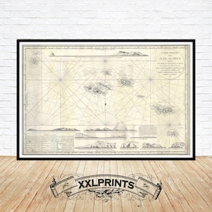 Peut inclure: Une carte vintage des îles des Açores, imprimée en noir et blanc sur un fond crème. La carte montre l'emplacement des îles et présente une rose des vents et un titre en français.